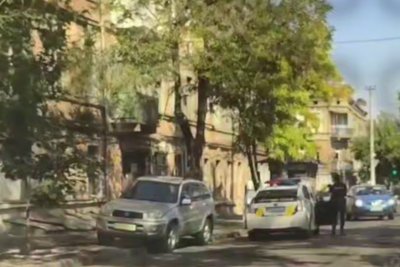 В Одесі перевіряють дії поліцейського після відео із застосуванням сили до жінки В Одесі перевіряють дії поліцейського після відео із застосуванням сили до жінки