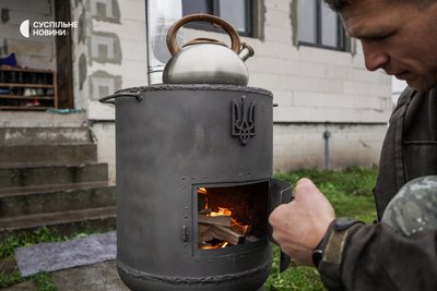 Буржуйки, газові балони, тушонка. Волонтери з Борисполя гріють та годують українських військових