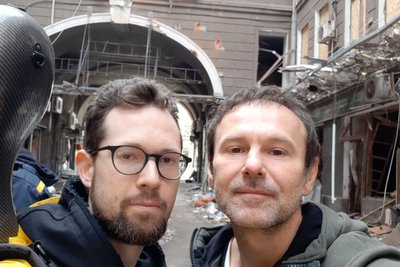 Денис Карачевцев і Святослав Вакарчук на зйомках відеопривітання для відкриття Венеціанського кінофестивалю 2022 у дворі пошкодженого внаслідок атаки РФ Палацу праці, Харків, квітень 2022 року. Фото: Денис Карачевцев Денис Карачевцев і Святослав Вакарчук на зйомках відеопривітання для відкриття Венеціанського кінофестивалю 2022 у дворі пошкодженого внаслідок атаки РФ Палацу праці, Харків, квітень 2022 року. Фото: Денис Карачевцев