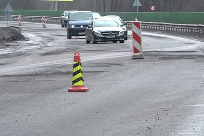 Після зими — суцільні вибоїни: на трасі Київ — Чоп поблизу Коростишева розпочали ремонт дороги Після зими — суцільні вибоїни: на трасі Київ — Чоп поблизу Коростишева розпочали ремонт дороги