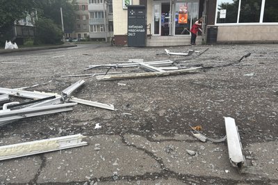 У Сумах БпЛА влучив у багатоповерхівку: серед поранених дитина У Сумах БпЛА влучив у багатоповерхівку: серед поранених дитина