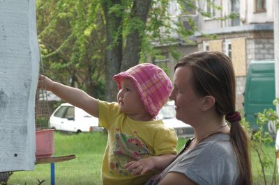 Харків'янин побудував мініекопарк на Салтівці на місці вирви від влучання Харків'янин побудував мініекопарк на Салтівці на місці вирви від влучання