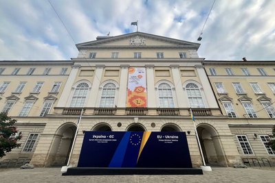 Стенд перед львівською Ратушею Стенд перед львівською Ратушею