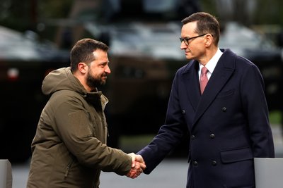 Прем’єр-міністр Польщі Матеуш Моравецький (праворуч) та президент України Володимир Зеленський у Варшаві, 5 квітня 2023 року Прем’єр-міністр Польщі Матеуш Моравецький (праворуч) та президент України Володимир Зеленський у Варшаві, 5 квітня 2023 року