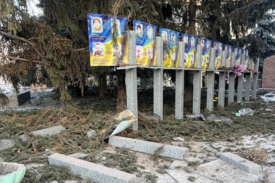 понівечена алея героїв у золочеві понівечена алея героїв у золочеві