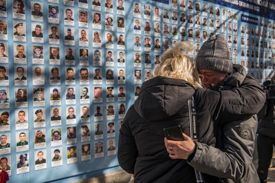 Жінки плачуть біля Стіни пам’яті загиблих у російсько-українській війні в день добровольця, Київ, 14 березня 2023 року