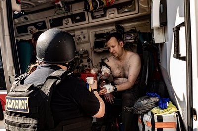 Пораненому чоловіку надають допомогу в машині екстреної швидкої допомоги, Київський район Харкова, 15 липня 2026 року Пораненому чоловіку надають допомогу в машині екстреної швидкої допомоги, Київський район Харкова, 15 липня 2026 року