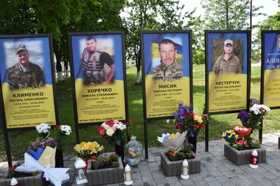Герої житимуть, поки житиме пам'ять про них: у громаді на Житомирщині відкрили Алею Героїв Герої житимуть, поки житиме пам'ять про них: у громаді на Житомирщині відкрили Алею Героїв