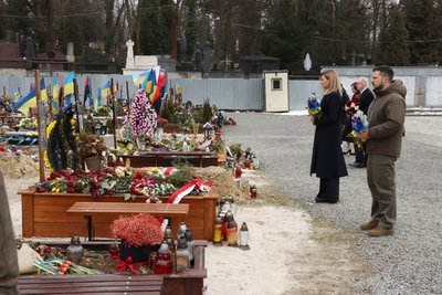 Володимир та Олена Зеленські на Личаківському кладовищі Володимир та Олена Зеленські на Личаківському кладовищі