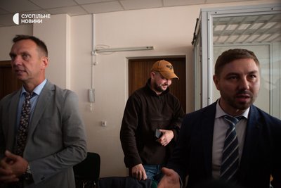 Колишній беркутівець Олександр Маринченко з адвокатами у суді Колишній беркутівець Олександр Маринченко з адвокатами у суді
