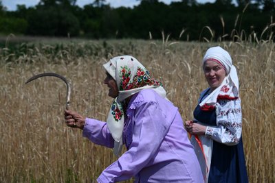 За давніми обрядами і традиціями: у селі на Житомирщині відзначили Зажинки За давніми обрядами і традиціями: у селі на Житомирщині відзначили Зажинки