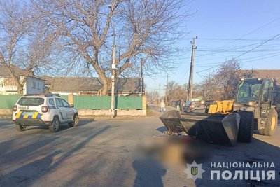 На Житомирщині внаслідок зіткнення навантажувача та мотоцикла загинула людина На Житомирщині внаслідок зіткнення навантажувача та мотоцикла загинула людина