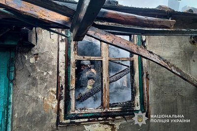 На Сумщині дрон влучив в автомобіль: поранені дитина та двоє дорослих На Сумщині дрон влучив в автомобіль: поранені дитина та двоє дорослих