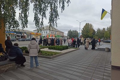 У місті на Житомирщині освітяни виходили на протест через урізання премій до Дня вчителя У місті на Житомирщині освітяни виходили на протест через урізання премій до Дня вчителя