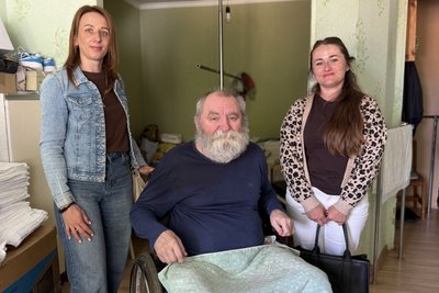 На Житомирщині чоловіку з інвалідністю благодійники передали пральну машину На Житомирщині чоловіку з інвалідністю благодійники передали пральну машину