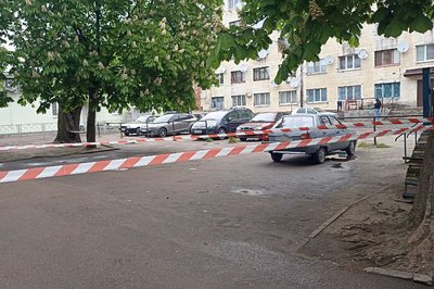 На Житомирщині уламок "шахеда" армії РФ впав між двома багатоповерхівками На Житомирщині уламок "шахеда" армії РФ впав між двома багатоповерхівками