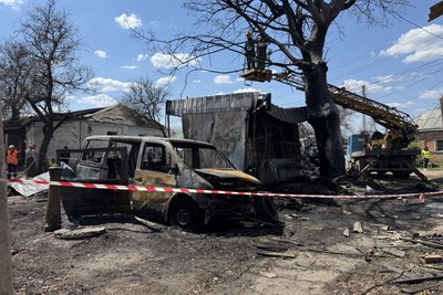 Згоріле авто та кіоск на місці влучання російського БпЛА, Новобаварський район Харкова, 7 травня 2026 року Згоріле авто та кіоск на місці влучання російського БпЛА, Новобаварський район Харкова, 7 травня 2026 року