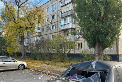Будинок біля закладу освіти в Чугуєві, по якому вночі 12 жовтня поцілили безпілотники РФ, 12 жовтня 2025 року Будинок біля закладу освіти в Чугуєві, по якому вночі 12 жовтня поцілили безпілотники РФ, 12 жовтня 2025 року