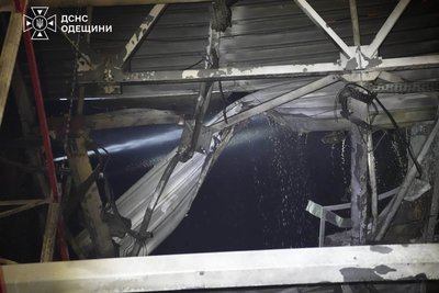 На Одещині після удару РФ горів склад із продуктами, пошкоджено бази відпочинку На Одещині після удару РФ горів склад із продуктами, пошкоджено бази відпочинку