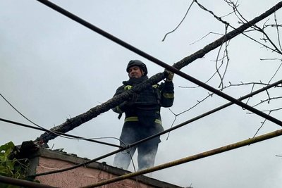 Рятувальник гасить пожежу, яка зайнялася через влучання дрона РФ у Великому Бурлуку Купʼянського району, 14 червня 2026 року Рятувальник гасить пожежу, яка зайнялася через влучання дрона РФ у Великому Бурлуку Купʼянського району, 14 червня 2026 року