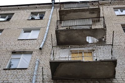 Поранені двоє дітей: військові РФ атакували дроном багатоповерхівки в Глухові Поранені двоє дітей: військові РФ атакували дроном багатоповерхівки в Глухові