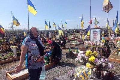 На кладовищах Луцької громади перед Провідною неділею наводять лад