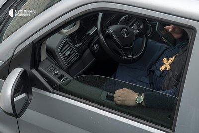 Священник УПЦ (МП) за кермом автівки біля Києво-Печерської Лаври, Київ, 23 березня 2023 року Священник УПЦ (МП) за кермом автівки біля Києво-Печерської Лаври, Київ, 23 березня 2023 року