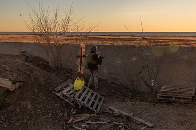 Військовий 123-ї бригади тероборони несе варту на позиції на Херсонщині