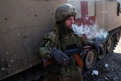 Український військовослужбовець курить, опершись на броню БТР у Бахмуті на Донеччині, 26 січня 2023 року. Український військовослужбовець курить, опершись на броню БТР у Бахмуті на Донеччині, 26 січня 2023 року.