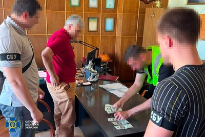 Обвинувачують у вимаганні 4000 доларів за списання зі служби: на Житомирщині судитимуть гендиректора райлікарні Обвинувачують у вимаганні 4000 доларів за списання зі служби: на Житомирщині судитимуть гендиректора райлікарні