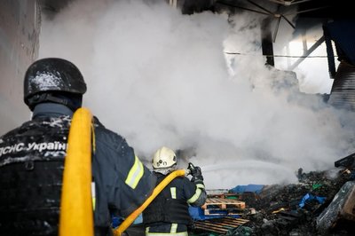 Рятувальники гасять пожежу на цивільному підприємстві, яке атакували російські безпілотники 19 лютого 2026 року Рятувальники гасять пожежу на цивільному підприємстві, яке атакували російські безпілотники 19 лютого 2026 року