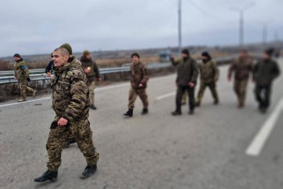 Дванадцять українських бійців звільнили з російського полону 26 листопада 2022 року. Дванадцять українських бійців звільнили з російського полону 26 листопада 2022 року.
