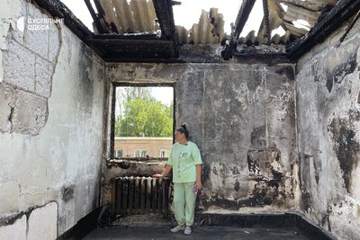 Три тижні без світла та газу й з дірою замість стелі: в Одесі мешканці згорілого будинку на Агрономічній просять міськраду про допомогу Три тижні без світла та газу й з дірою замість стелі: в Одесі мешканці згорілого будинку на Агрономічній просять міськраду про допомогу