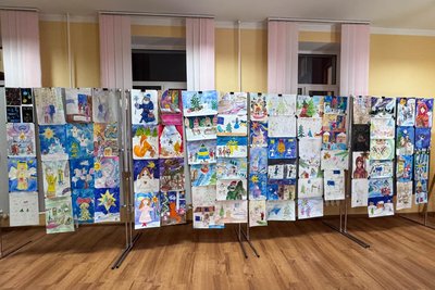 Малюнки про Різдво, музика та благодійний аукціон — як у Житомирі переможці дитячого конкурсу донатили на ЗСУ Малюнки про Різдво, музика та благодійний аукціон — як у Житомирі переможці дитячого конкурсу донатили на ЗСУ