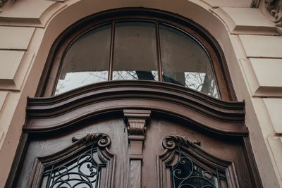 У Львові відреставрували дубову браму кінця ХІХ століття У Львові відреставрували дубову браму кінця ХІХ століття