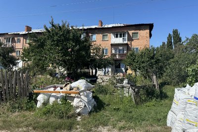 Чотири місяці після обстрілу із пошкодженим дахом: ситуація в селищі Новогуйвинське на Житомирщині Чотири місяці після обстрілу із пошкодженим дахом: ситуація в селищі Новогуйвинське на Житомирщині