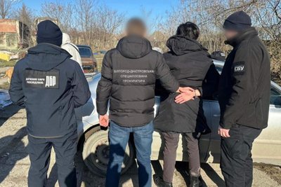 На Одещині прикордонника підозрюють у вимаганні 1000 доларів за ввезення ікри На Одещині прикордонника підозрюють у вимаганні 1000 доларів за ввезення ікри