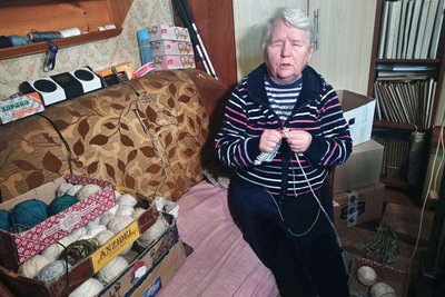 "Щодня по парі": незряча волонтерка з Луцька сплела чергову партію робочих рукавиць для волинських бійців "Щодня по парі": незряча волонтерка з Луцька сплела чергову партію робочих рукавиць для волинських бійців