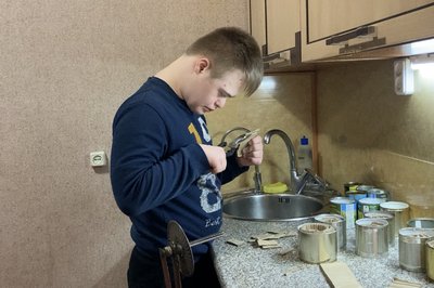 Окопні свічки для бійців: батьки та дитина з інвалідністю допомагають військовим Харківщини Окопні свічки для бійців: батьки та дитина з інвалідністю допомагають військовим Харківщини