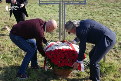 Запалили свічки та поклали квіти: в Одесі вшанували пам'ять жертв масових політичних репресій Запалили свічки та поклали квіти: в Одесі вшанували пам'ять жертв масових політичних репресій