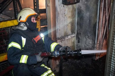 Нічна атака дронами на Одесу: пожежа на складі, жертв немає Нічна атака дронами на Одесу: пожежа на складі, жертв немає