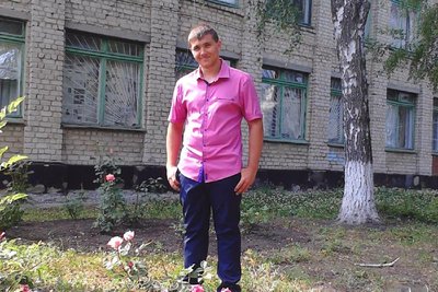Дмитро Шелюг біля школи Дмитро Шелюг біля школи