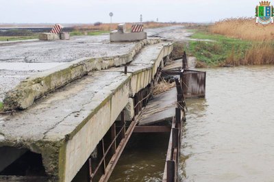 На Одещині почали ремонт аварійного мосту через канал Кофа На Одещині почали ремонт аварійного мосту через канал Кофа