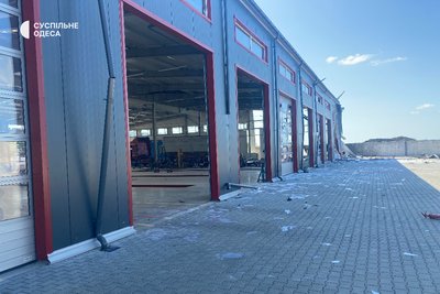 Унаслідок російської атаки на Одещину пошкоджено будівлю СТО: фото наслідків Унаслідок російської атаки на Одещину пошкоджено будівлю СТО: фото наслідків