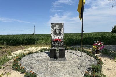 Жителі села на Житомирщині розповіли, як встановлювали пам'ятник полеглому асу Степану Тарабалці Жителі села на Житомирщині розповіли, як встановлювали пам'ятник полеглому асу Степану Тарабалці