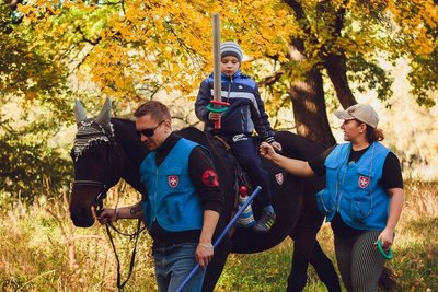 Реабілітація іпотерапією: психологиня допомагала дітям у Лисичанську, а тепер допомагає військовим на Рівненщині Реабілітація іпотерапією: психологиня допомагала дітям у Лисичанську, а тепер допомагає військовим на Рівненщині