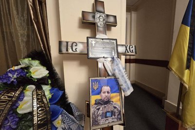 У Первомайську попрощалися із загиблим військовим Денисом Махоньковим У Первомайську попрощалися із загиблим військовим Денисом Махоньковим