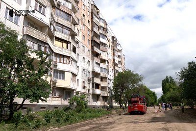 Дім в Одесі, в який 10 червня влучили уламки дрона Дім в Одесі, в який 10 червня влучили уламки дрона