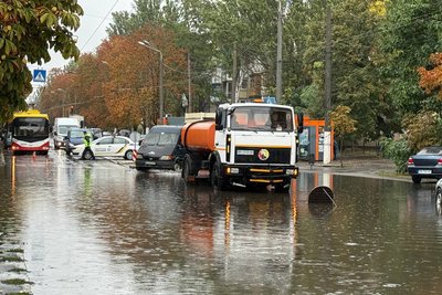 Негода в Одесі: частина електротранспорту не курсує, рух на дорогах ускладнений Негода в Одесі: частина електротранспорту не курсує, рух на дорогах ускладнений