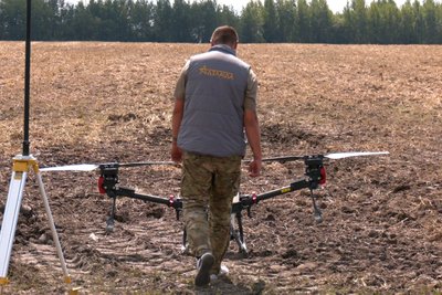 Дрон для обробітку полів: як ветеран-прикордонник із Херсона став партнером аграріїв на Житомирщині Дрон для обробітку полів: як ветеран-прикордонник із Херсона став партнером аграріїв на Житомирщині